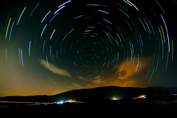 Autour de l'étoile polaire, Cercles d'étoiles autour de l'étoile polaire au-dessus d'une montagne