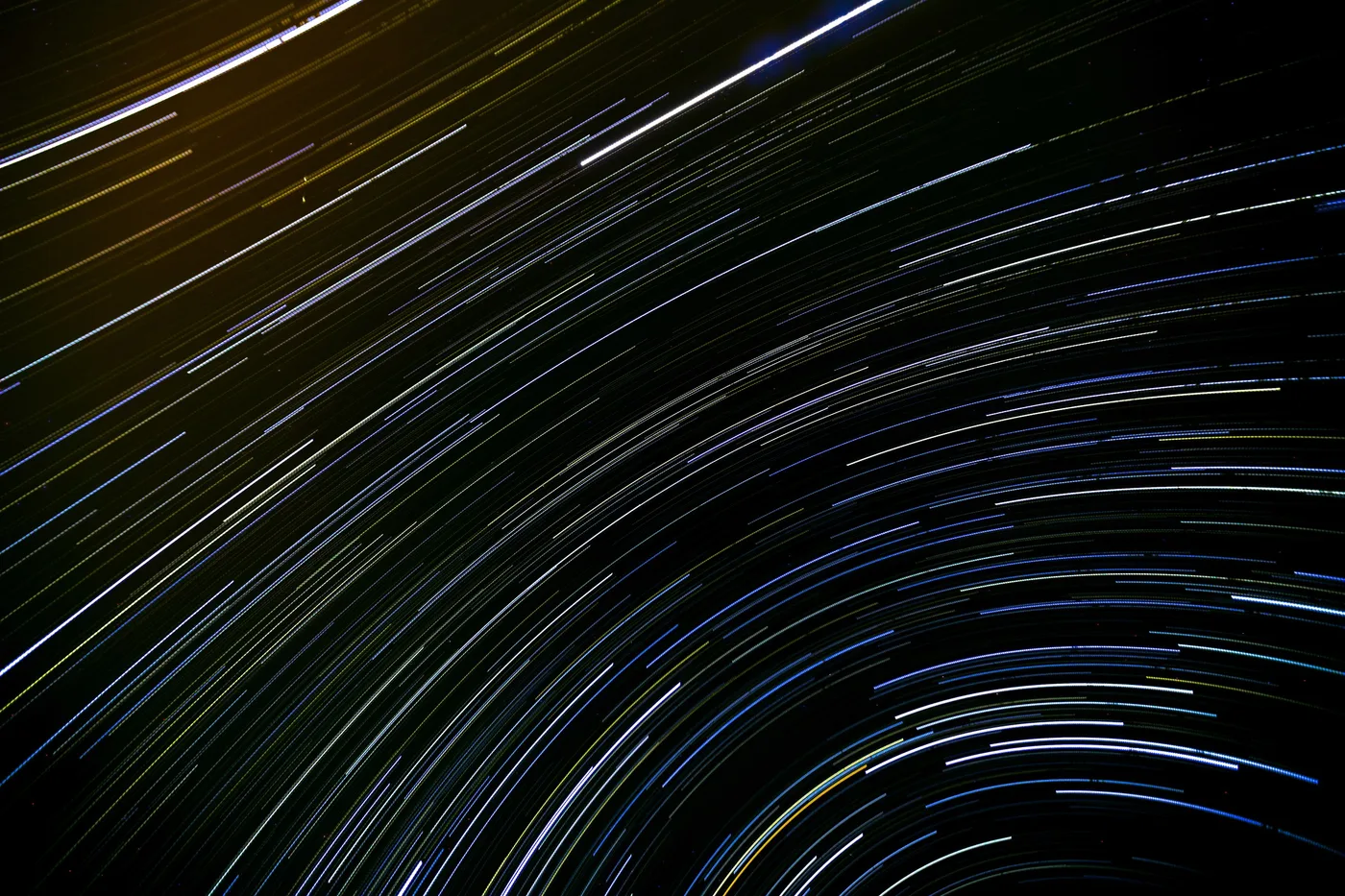 Pluie d'étoiles, Traînées d'étoiles en diagonale sur fond noir