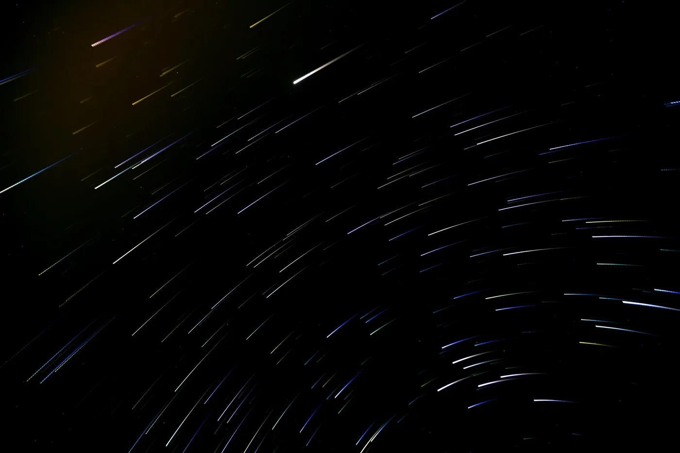 Nuit de Sidi Ifni, Traînées d'étoiles discrètes dans un ciel très sombre