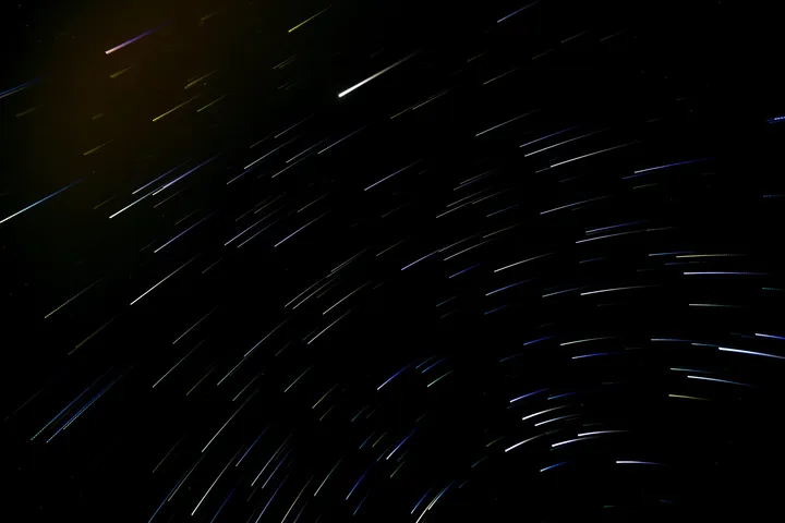 Nuit de Sidi Ifni, Traînées d'étoiles discrètes dans un ciel très sombre