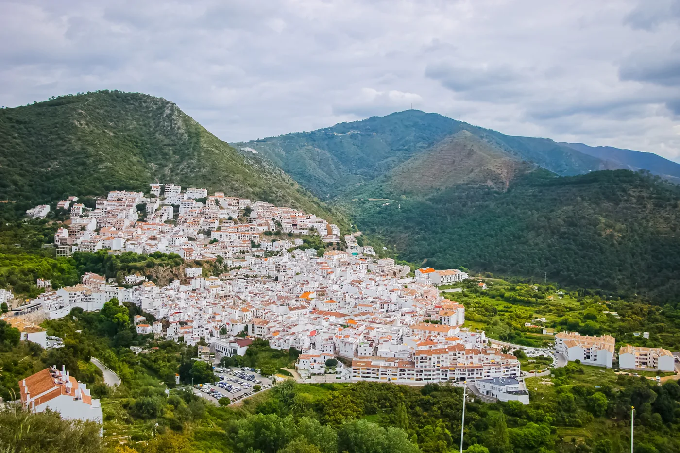 Village blanc, Village blanc aux toits de tuiles au pied de montagnes vertes