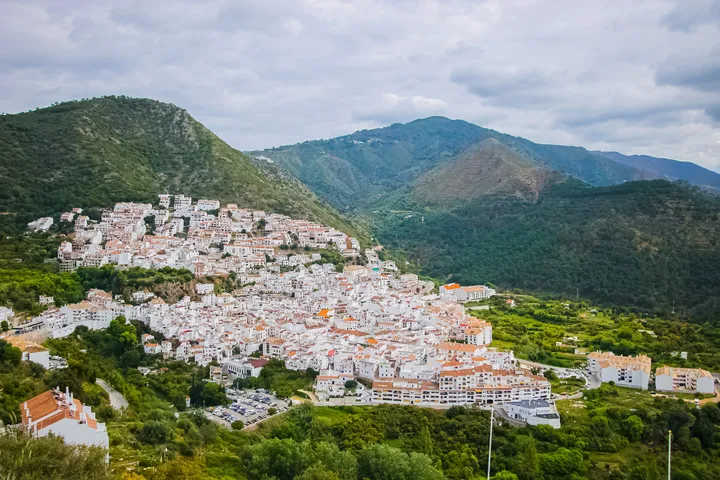 Village blanc, Village blanc aux toits de tuiles au pied de montagnes vertes