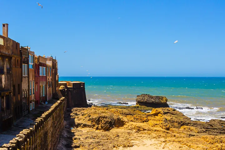 Remparts d'Essaouira, Façades colorées et remparts d'Essaouira face à l'océan