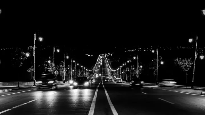 Avenue nocturne, Avenue de nuit en noir et blanc, lampadaires et phares de voitures