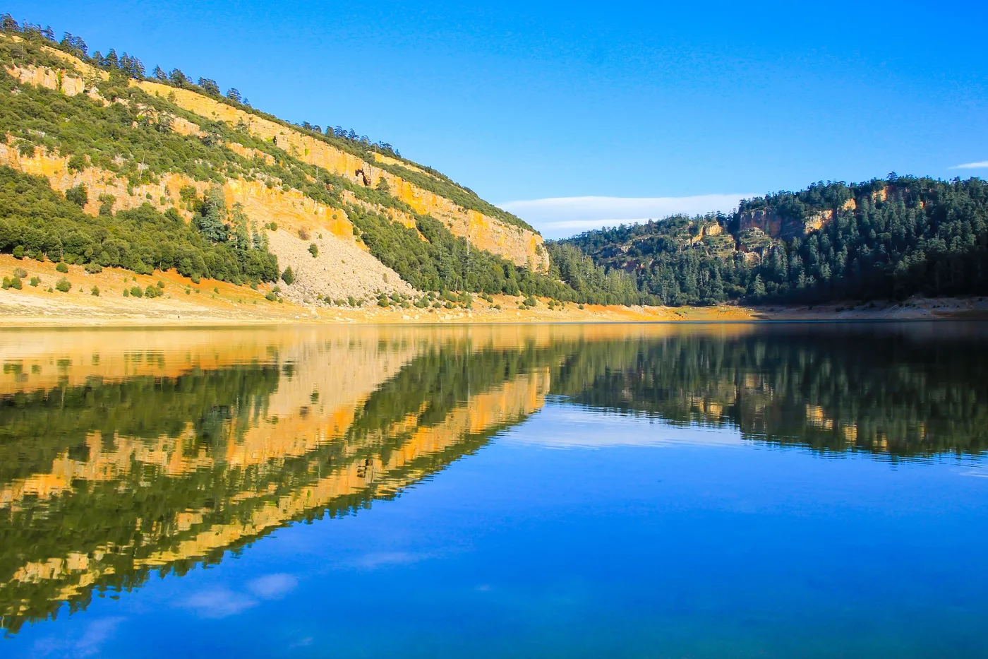 Miroir, Collines boisées reflétées dans un lac immobile