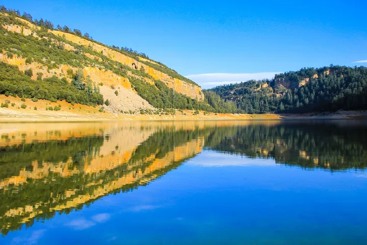 Miroir, Collines boisées reflétées dans un lac immobile