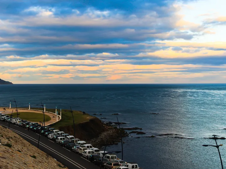 Face à la mer, Ciel nuageux au-dessus de la mer depuis une corniche
