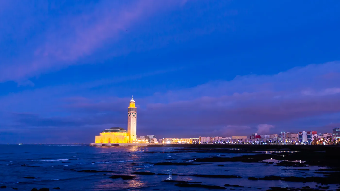 Heure bleue sur Casablanca, Mosquée Hassan II illuminée à l'heure bleue au bord de l'océan