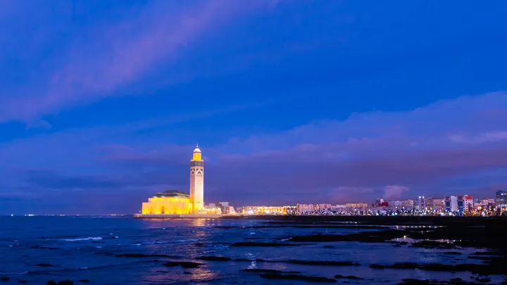 Heure bleue sur Casablanca, Mosquée Hassan II illuminée à l'heure bleue au bord de l'océan
