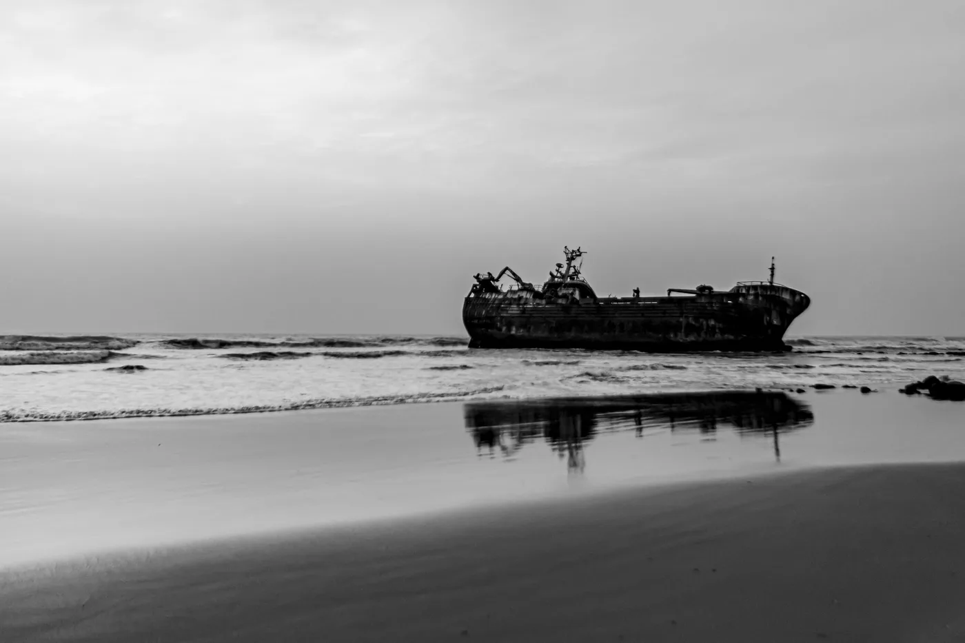L'épave, Épave de bateau échouée sur une plage, noir et blanc