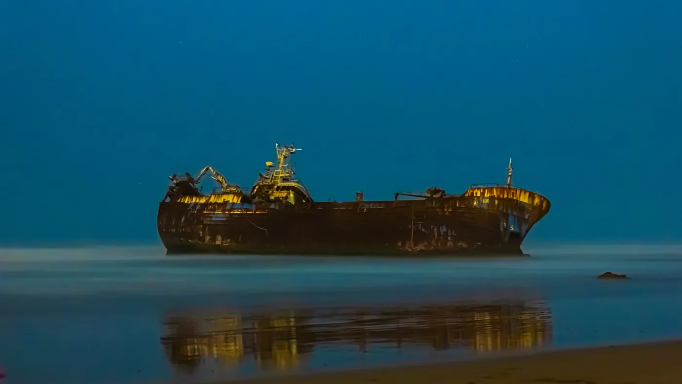 L'épave, la nuit, Épave de bateau éclairée de nuit, mer lisse en pose longue