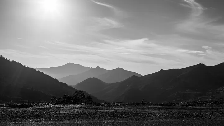Lignes de crêtes, Crêtes de montagnes en plans successifs, noir et blanc