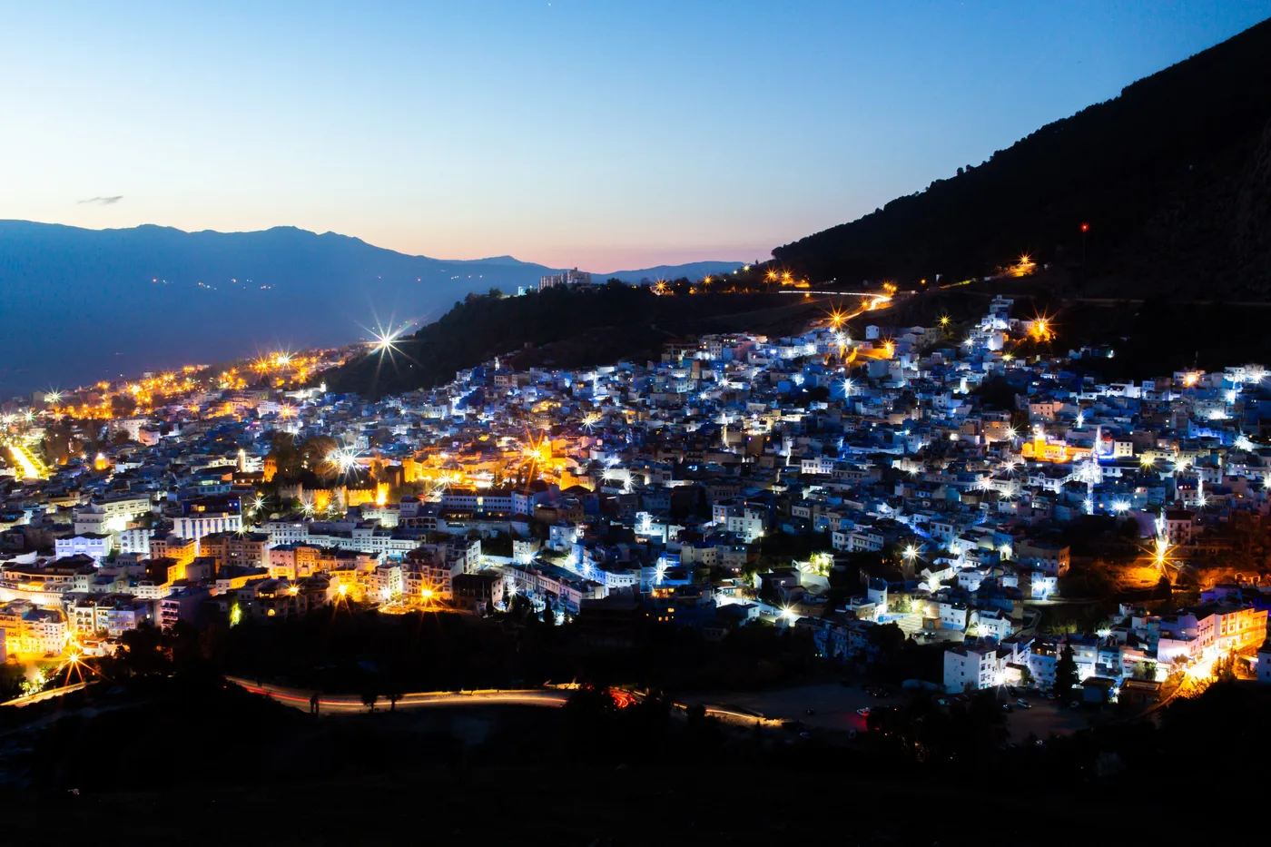 الساعة الزرقاء على المدينة, مدينة عند سفح الجبل في الساعة الزرقاء والأضواء مشتعلة