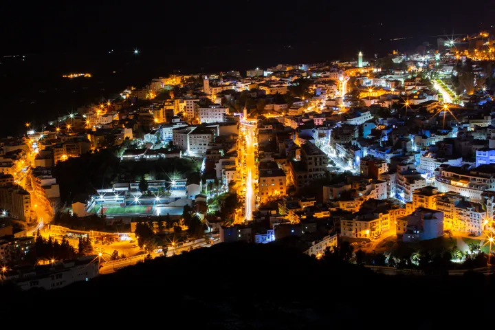 Ville de nuit, Vue plongeante sur une ville la nuit, rues éclairées
