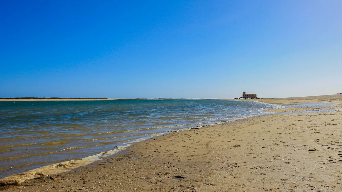 Lagune II, Lagune et sable clair sous un ciel bleu
