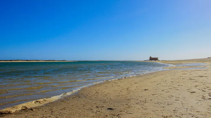 Lagune II, Lagune et sable clair sous un ciel bleu