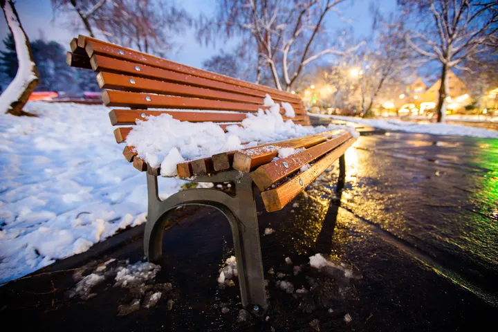 Le banc, Banc enneigé au bord d'une allée la nuit