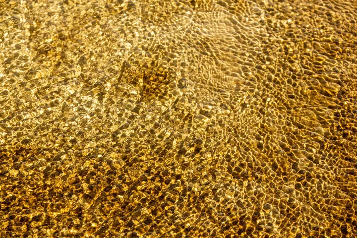 Eau dorée I, Reflets dorés en réseau sur le fond d'une eau peu profonde