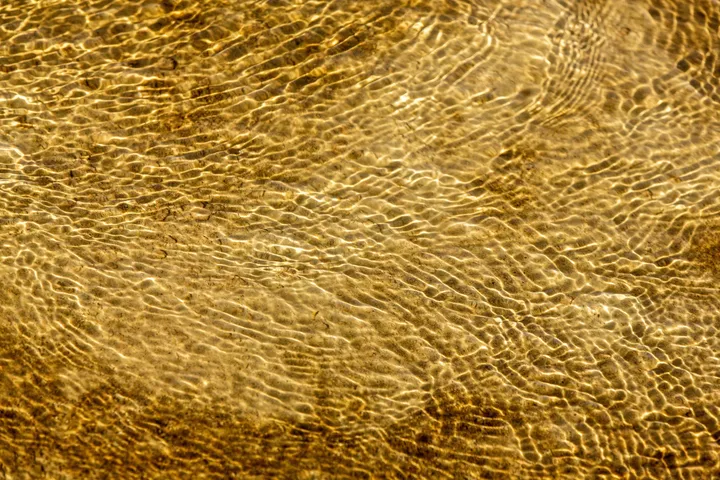 Eau dorée II, Ondulations de lumière dorée à la surface de l'eau