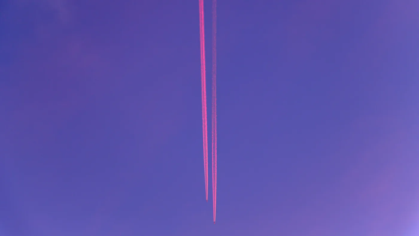 Deux traits, Deux traînées d'avion roses dans un ciel violet