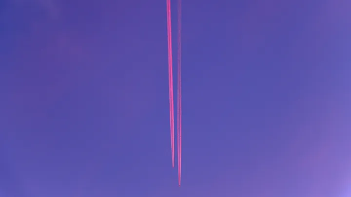 Deux traits, Deux traînées d'avion roses dans un ciel violet