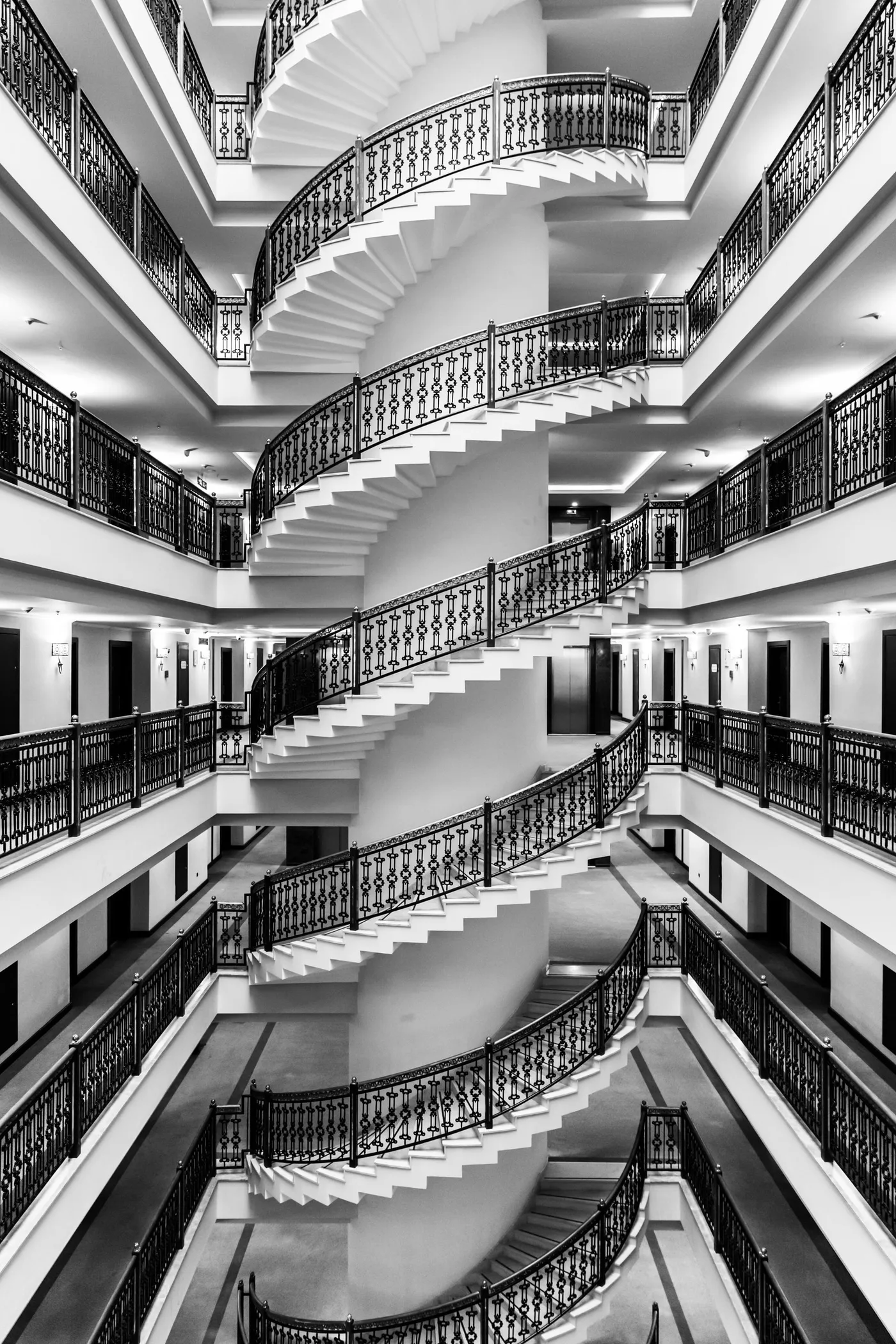 Escalier infini, noir et blanc, Escalier en colimaçon vu d'en haut en noir et blanc