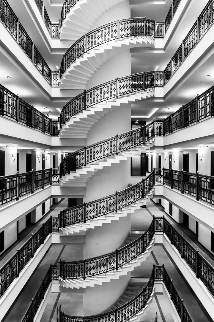 Escalier infini, noir et blanc, Escalier en colimaçon vu d'en haut en noir et blanc