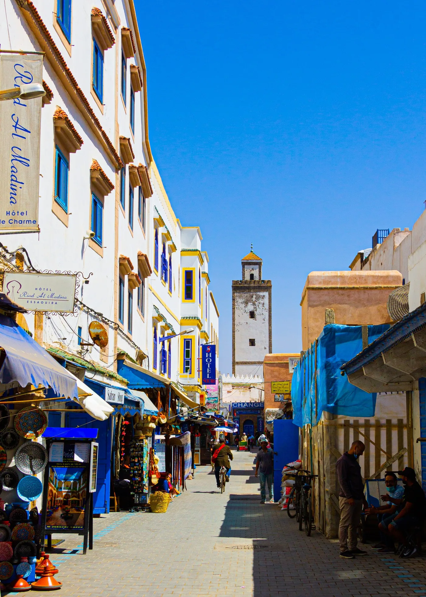 Rue de la médina, Rue commerçante de la médina d'Essaouira menant à un minaret