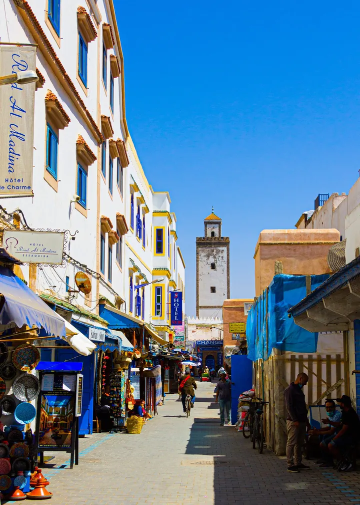 Rue de la médina, Rue commerçante de la médina d'Essaouira menant à un minaret
