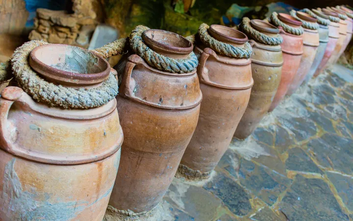 Les gardiennes, couleur, Rangée de jarres en terre cuite coiffées de cordes, en couleur