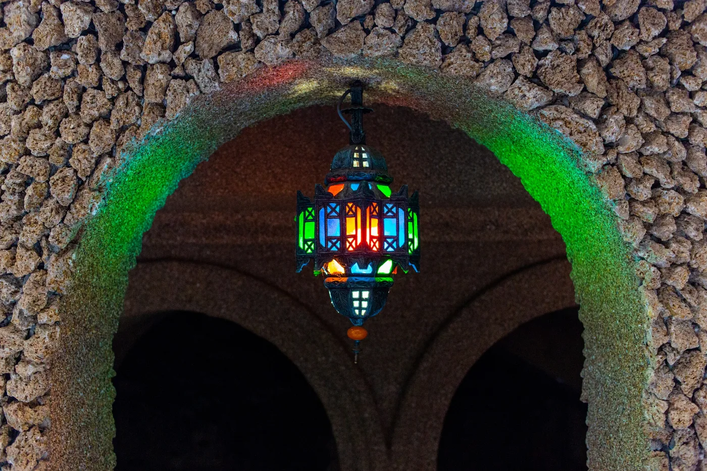 La lanterne, Lanterne aux verres colorés sous une arche en pierre