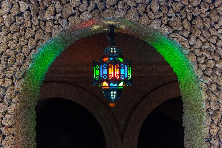 La lanterne, Lanterne aux verres colorés sous une arche en pierre