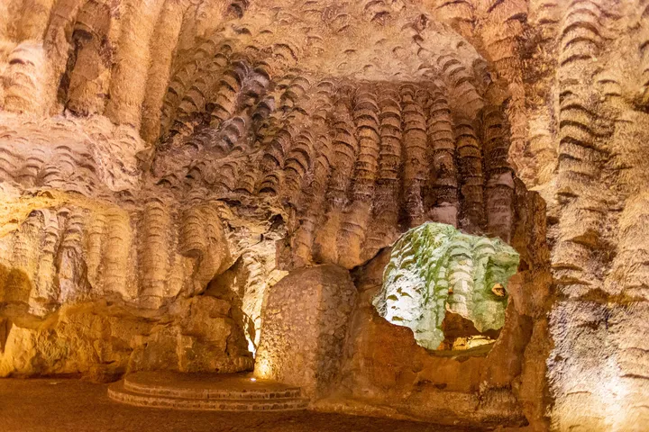 Grotte I, Parois de grotte sculptées par l'eau, éclairage chaud