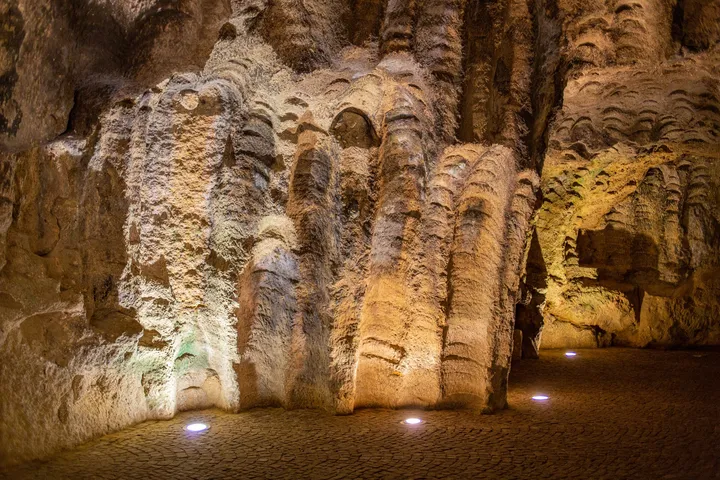 Grotte II, Replis de roche dans une grotte éclairée