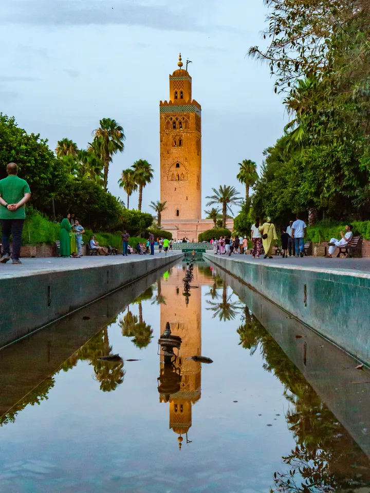 Koutoubia, reflet, Minaret de la Koutoubia reflété dans un bassin