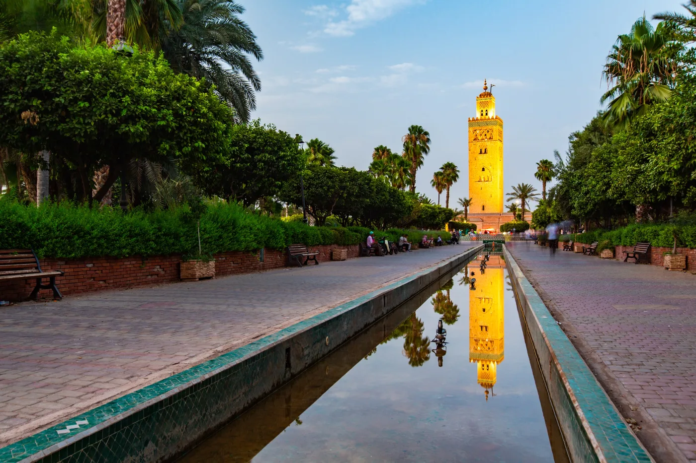 Koutoubia, l'allée, Allée et bassin menant au minaret de la Koutoubia