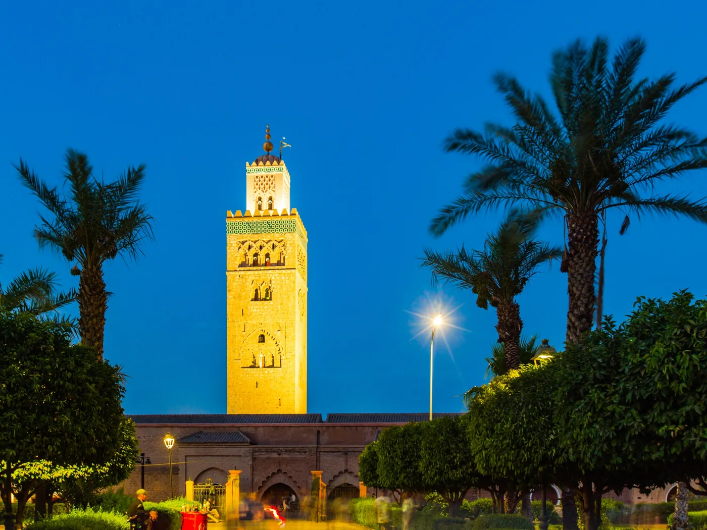الكتبية، الساعة الزرقاء, صومعة الكتبية مضاءة على سماء زرقاء عميقة مع النخيل