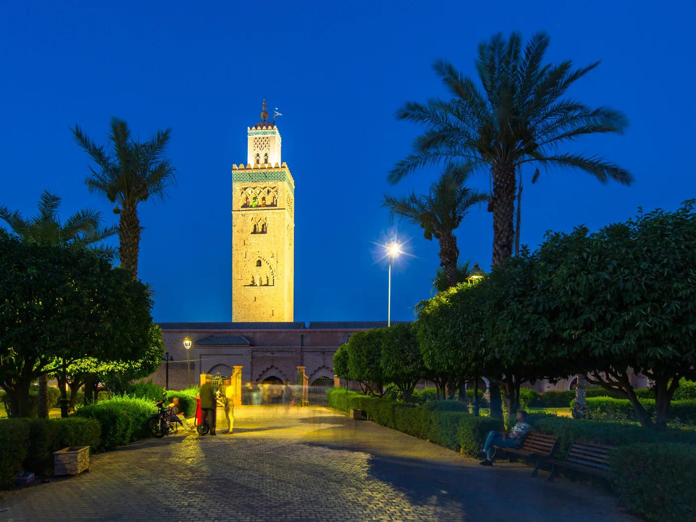 Koutoubia, le soir, Minaret de la Koutoubia et jardin éclairés au crépuscule