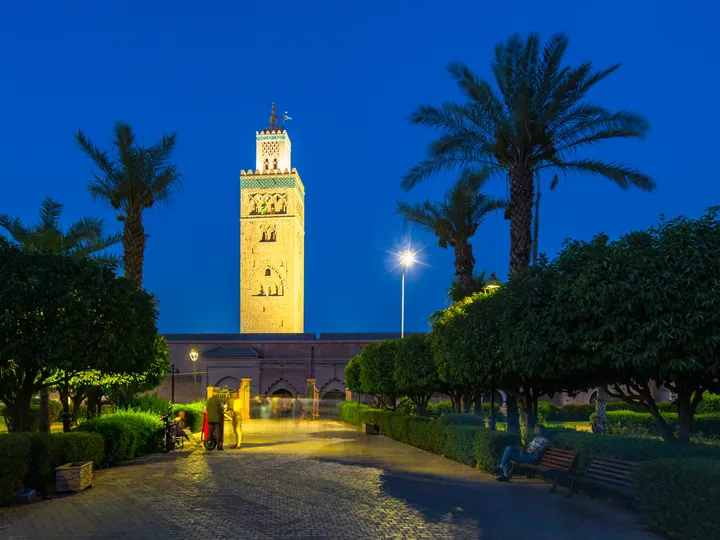 Koutoubia, le soir, Minaret de la Koutoubia et jardin éclairés au crépuscule