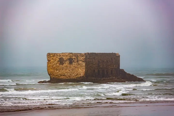 La forteresse, Ruines d'un fort sur un rocher dans les vagues