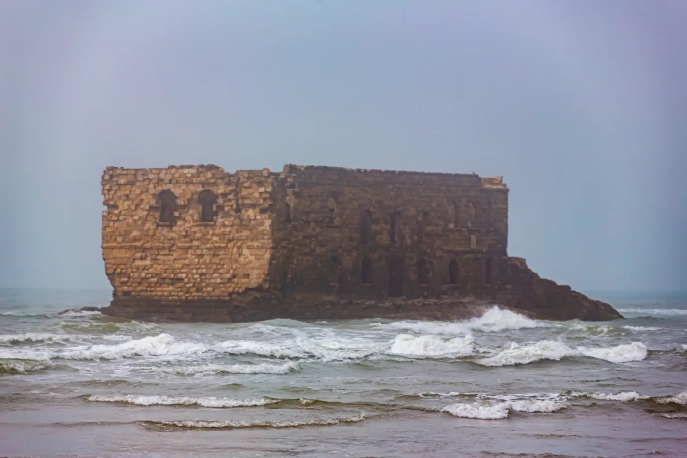 الحصن II, جدران حصن متآكلة فوق الزبد