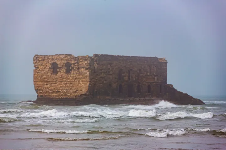 La forteresse II, Murs érodés d'un fort au-dessus de l'écume