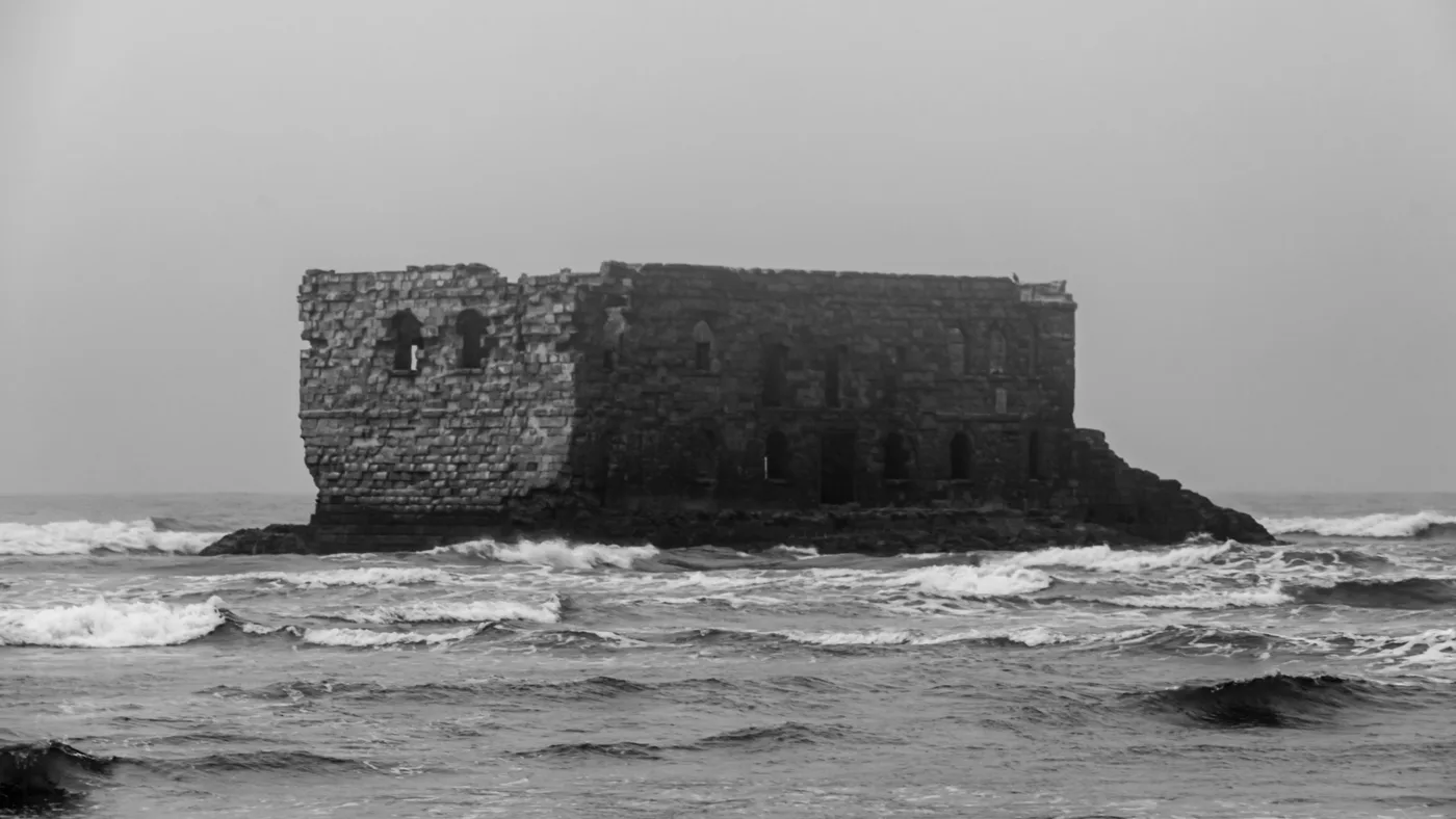 La forteresse, noir et blanc, Fort en ruine sur un rocher dans les vagues, noir et blanc