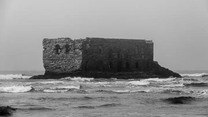 La forteresse, noir et blanc, Fort en ruine sur un rocher dans les vagues, noir et blanc