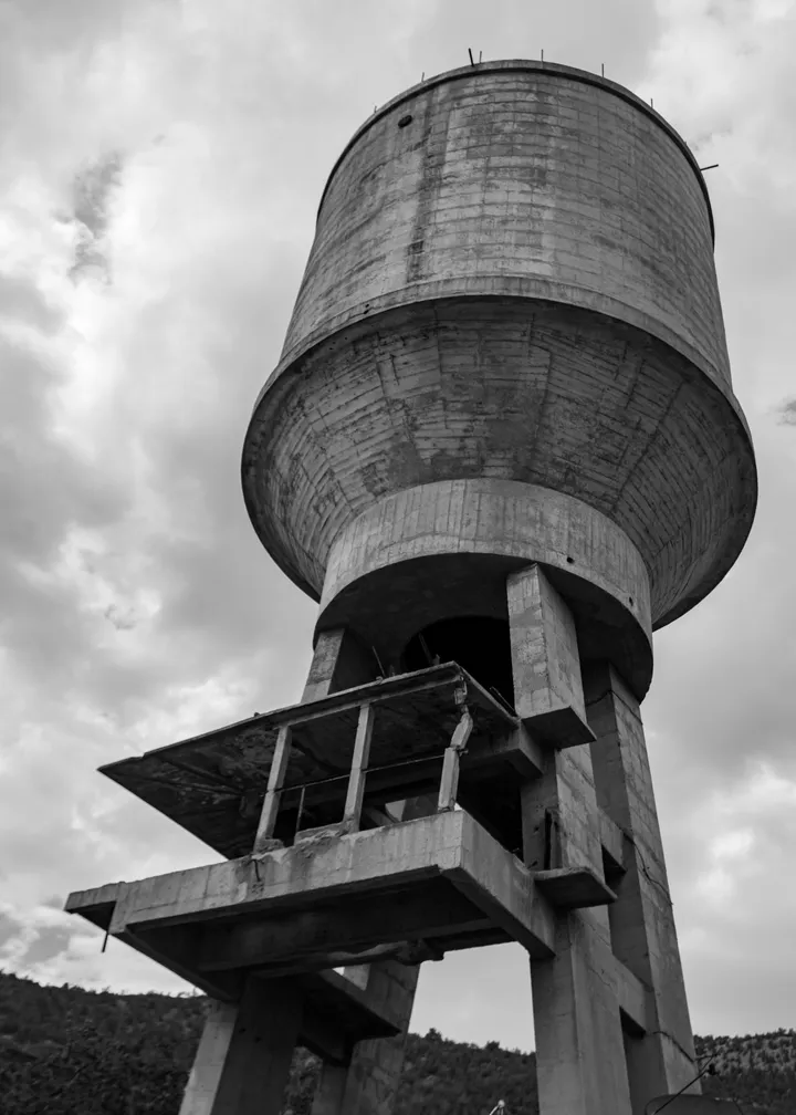 Le château d'eau, Château d'eau en béton en contre-plongée, noir et blanc