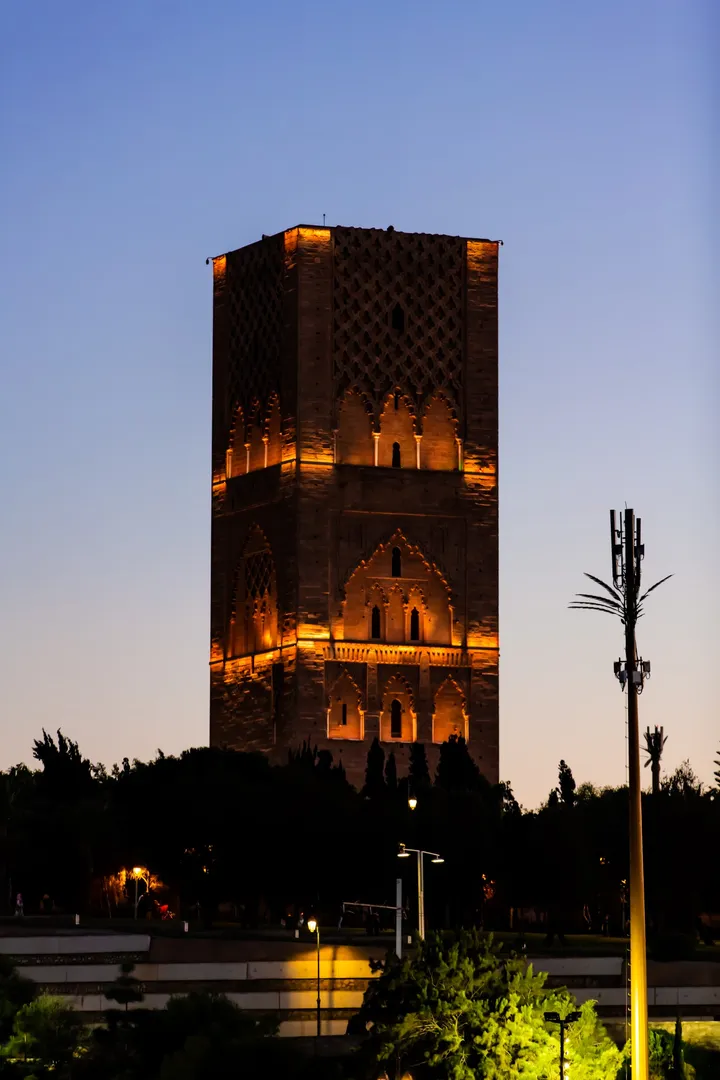La tour Hassan, Tour Hassan illuminée sur un ciel bleu-mauve, cadrage vertical