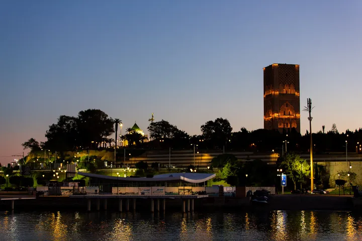 La tour Hassan, la nuit, Tour Hassan illuminée et reflets sur l'eau la nuit