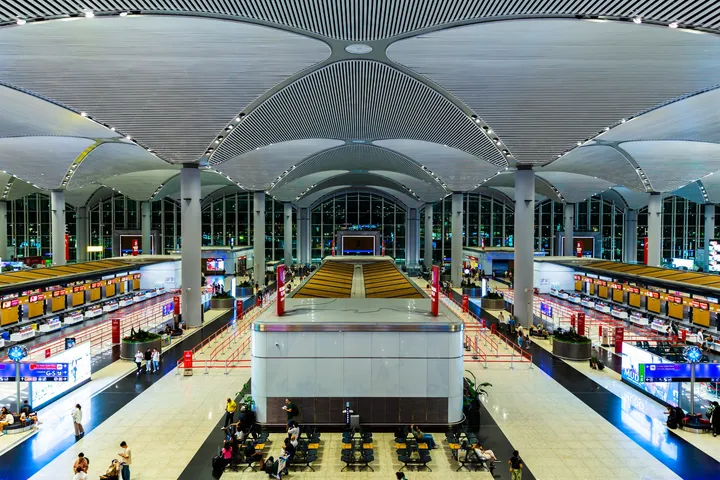 Le grand hall, Grand hall de terminal sous une voûte blanche, vu d'en haut