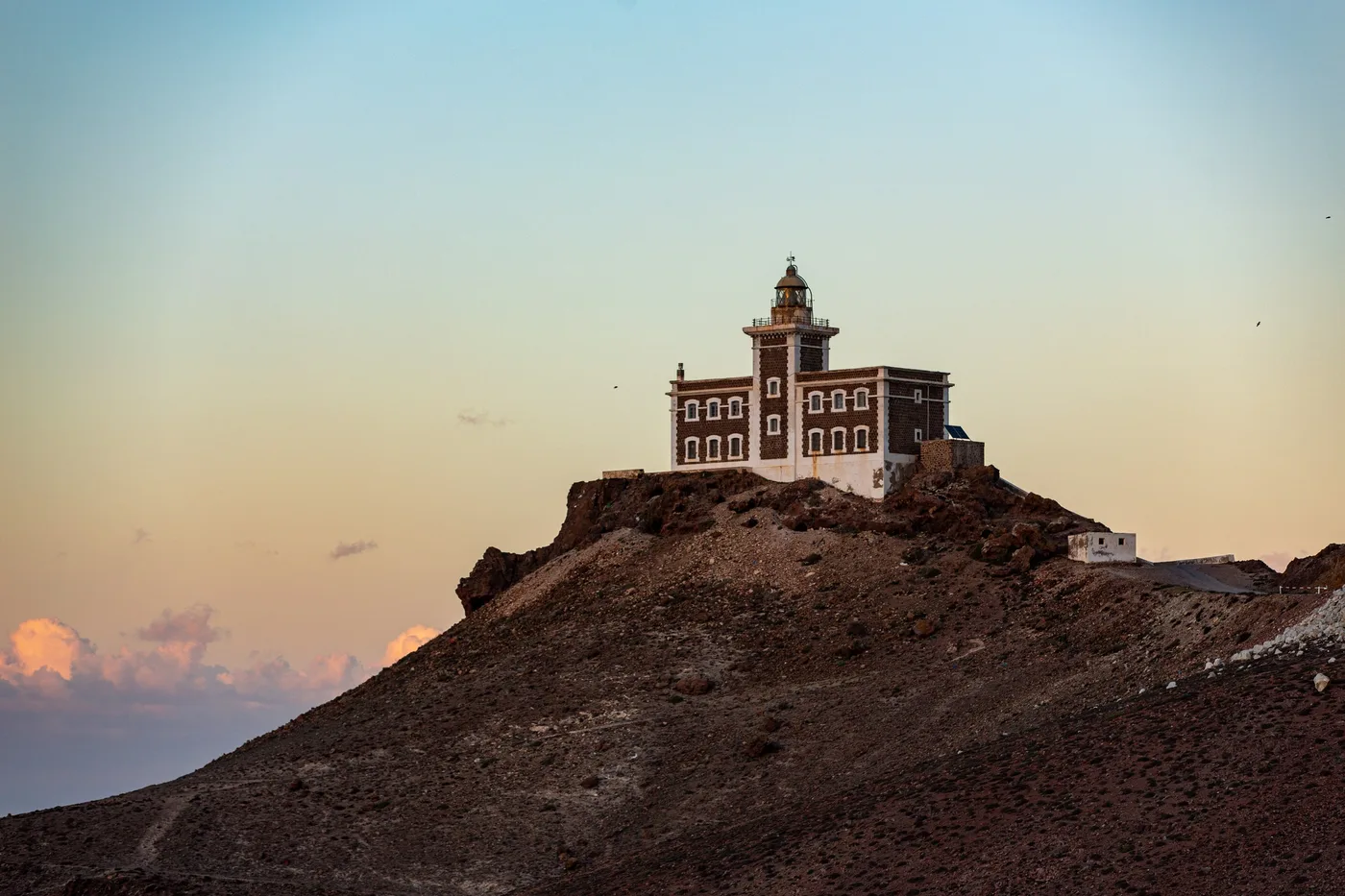المنارة على التلّ, منارة حجرية على تلّ عند الغسق
