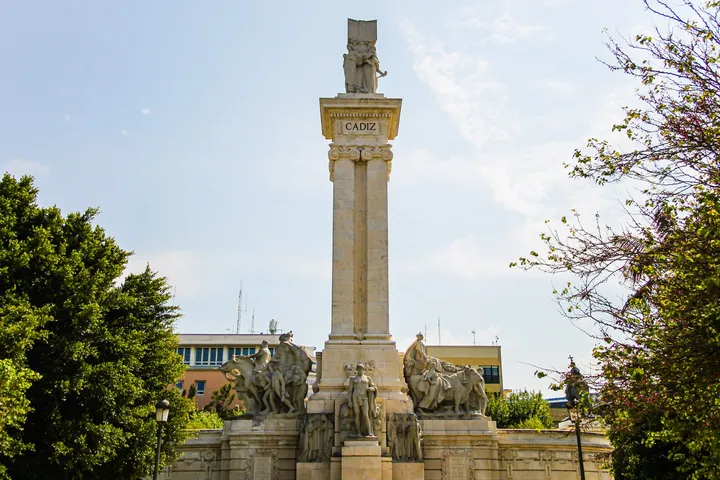 Monument de Cadix, Colonne du monument aux Cortes de Cadix entre les arbres